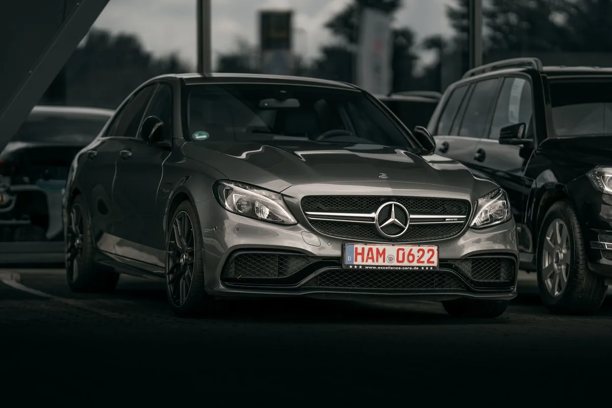 Comparación de modelos premium de carrocerías equivalentes